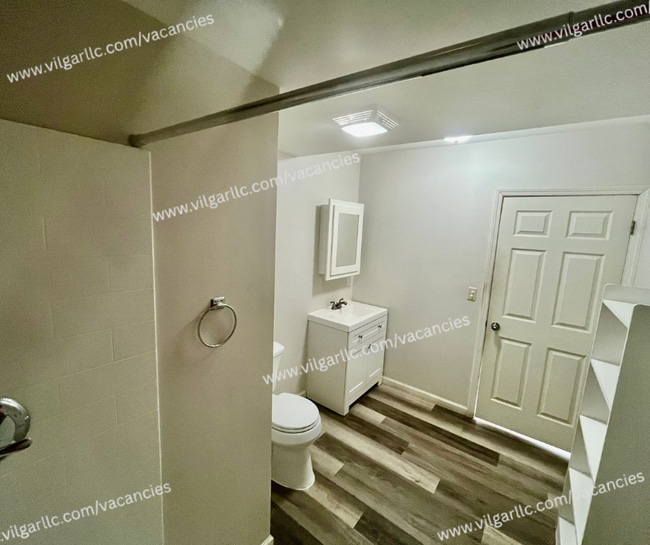 Building Photo - 3 Bedrooms • 1 Large Bathroom, Master suit...