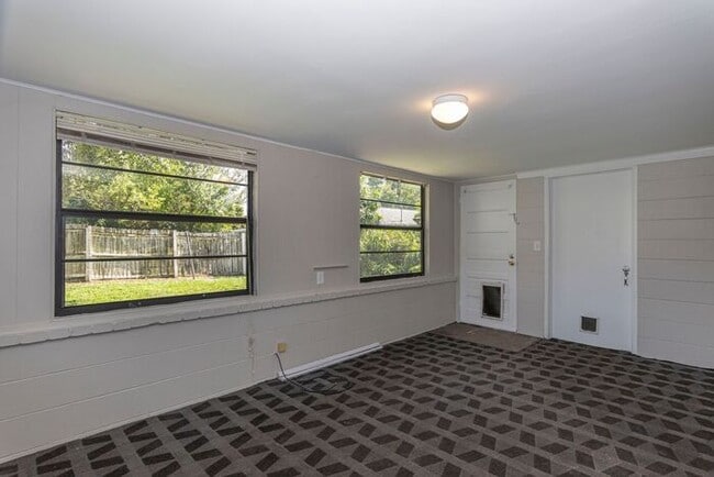 Building Photo - 3 bedroom/ 2 bath with carport