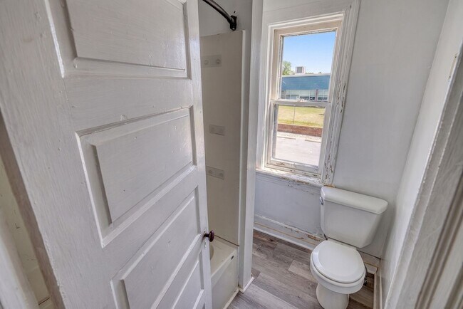 Building Photo - Newly Renovated 3 Bedroom, 1 Bathroom Townhouse