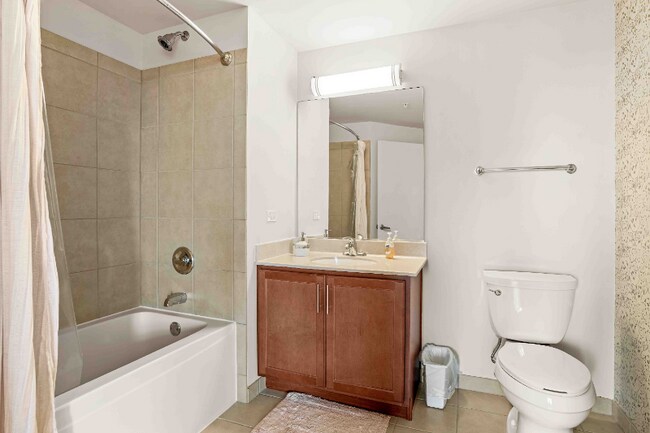 Building Photo - 566 W Kinzie St