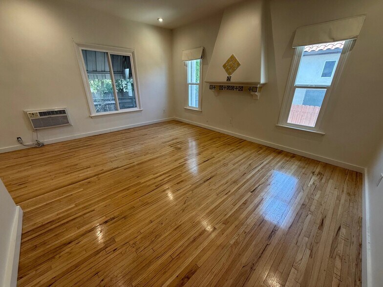 Building Photo - 1303 Cloverdale Ave