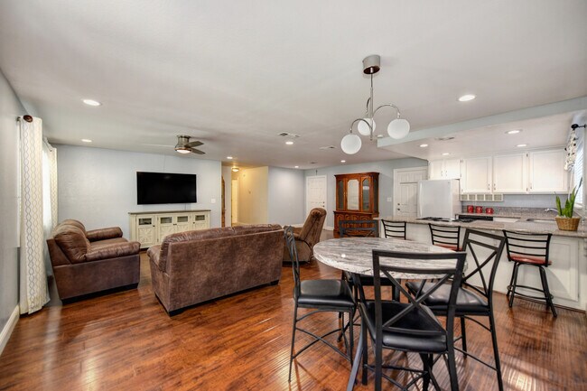 Building Photo - 8216 Baymore Way