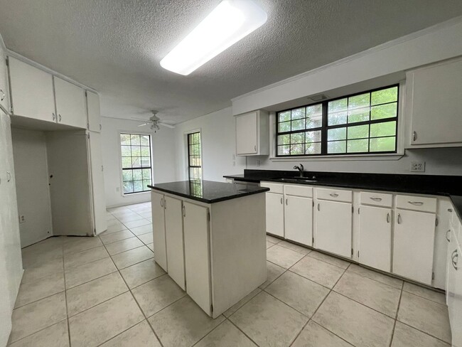 Building Photo - Spacious Home in Country Club Estates