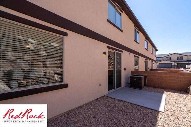 Building Photo - Spacious Townhome in Hurricane Heights