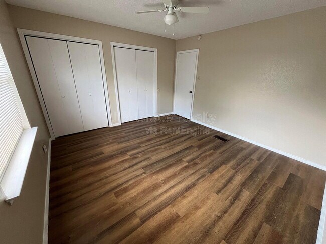 Building Photo - 5911 Shadydell Dr