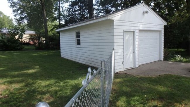 Building Photo - Wonderful 3 Bed 1 Bath House w/ Bonus Room!