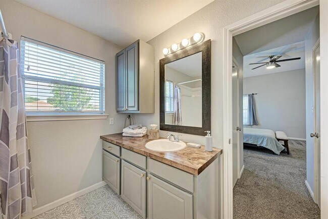 Building Photo - 2022 Balsam Way