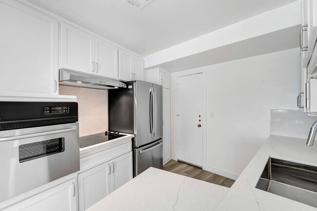 Building Photo - 8430 De Longpre