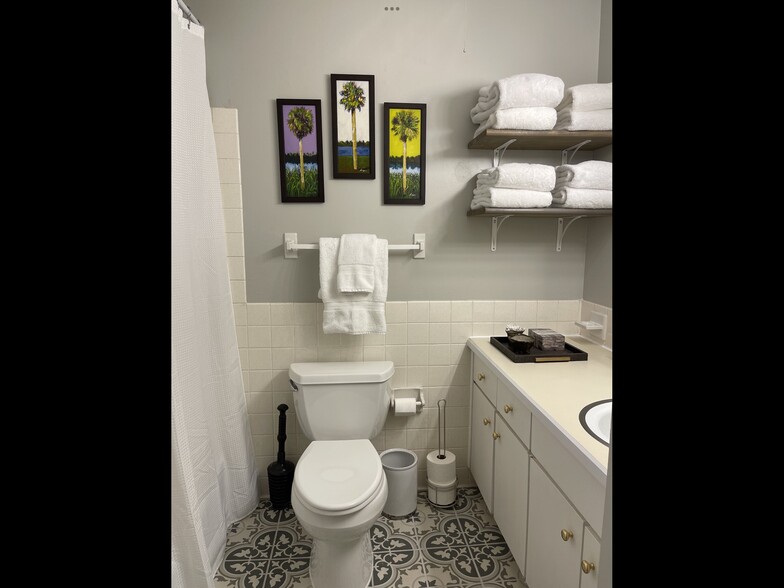 Hall bath - 1900 Richard Jones Rd