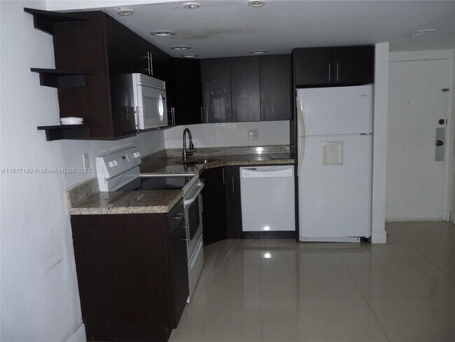 Building Photo - 14601 N Kendall Dr