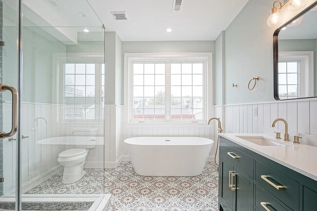 Building Photo - 615 S Delhi St