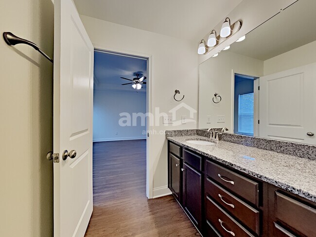 Building Photo - 212 Lake Vista Dr