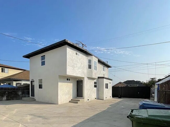 Building Photo - Modern 3BD/2BA in Arts District! Pet Frien...
