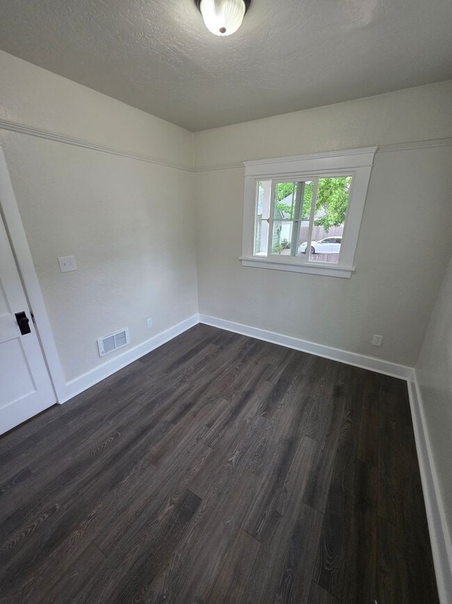 Building Photo - Charming home on quaint cul-de-sac!