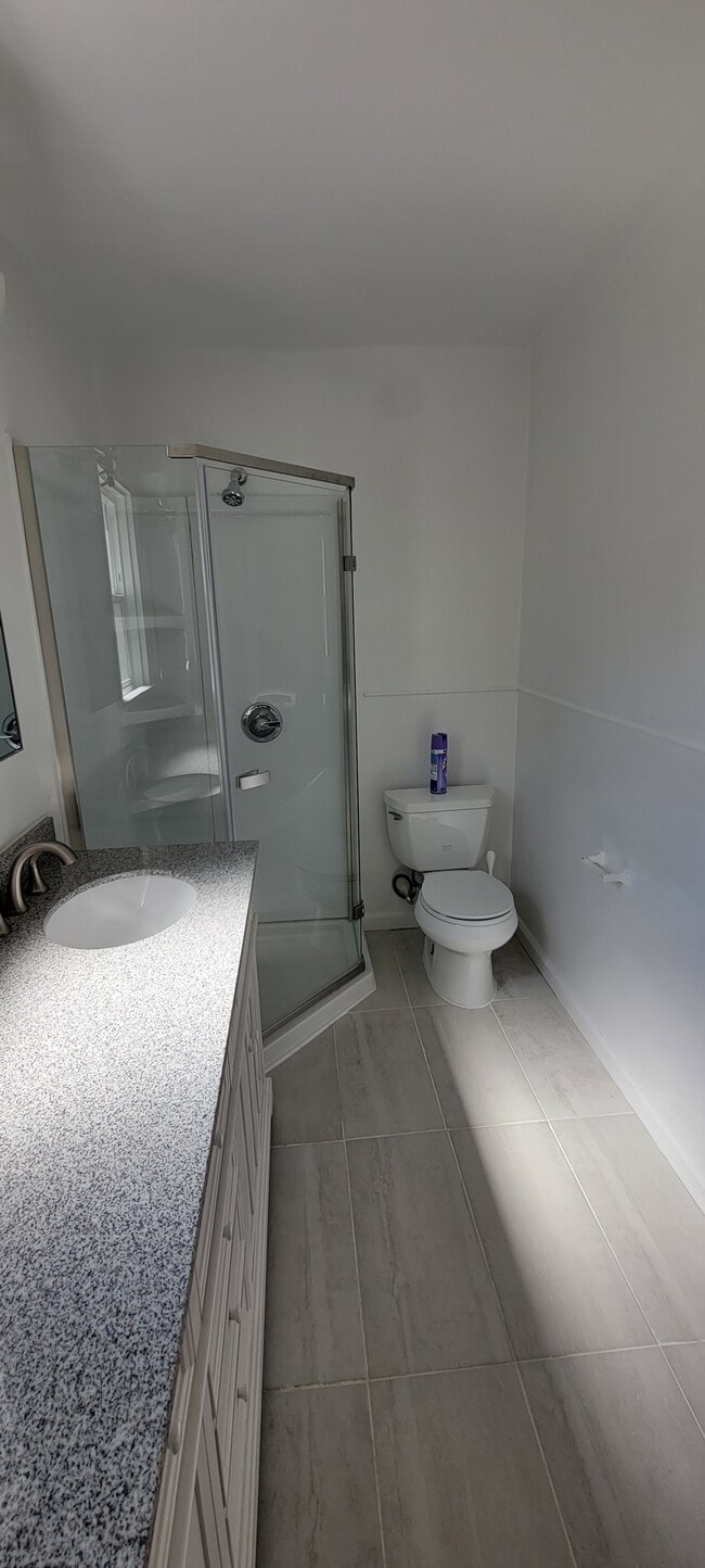 Building Photo - 661 Warner Ave