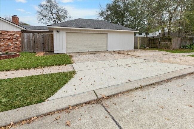 Building Photo - 302 Shadow Creek Dr