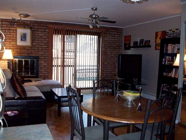 LIVING ROOM - 832 W Oakdale Ave