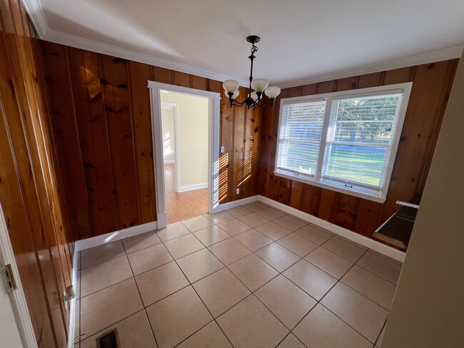 Cozy Dining Area - 1247 Elvis Presley Dr