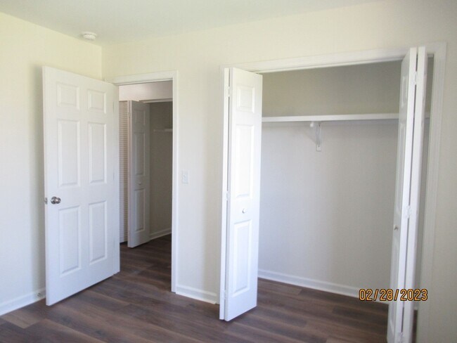 Building Photo - Newly Renovated- 2 bedroom, 2 bathroom apartment-Willow Run Apartments
