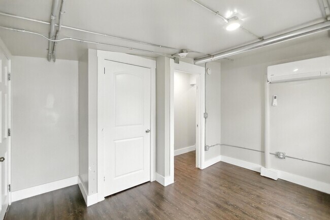 Building Photo - 616 W Maple St