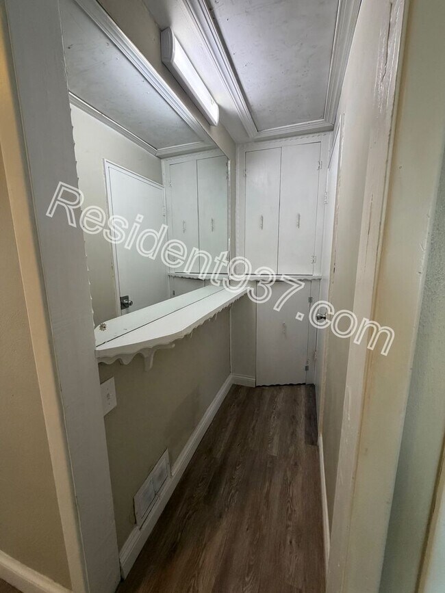 Building Photo - 2 Bed 1 bath with 500 SQ FT DETACHED GARAGE/WORKSHOP