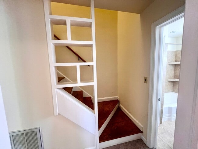 Building Photo - 1104 Little High St