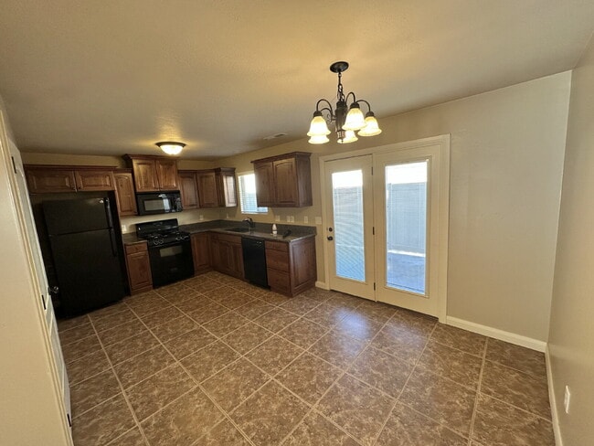 Building Photo - "Charming 3-Bed Townhouse in Cedar City – Spacious 1365 Sq Ft with 2.5 Baths!"