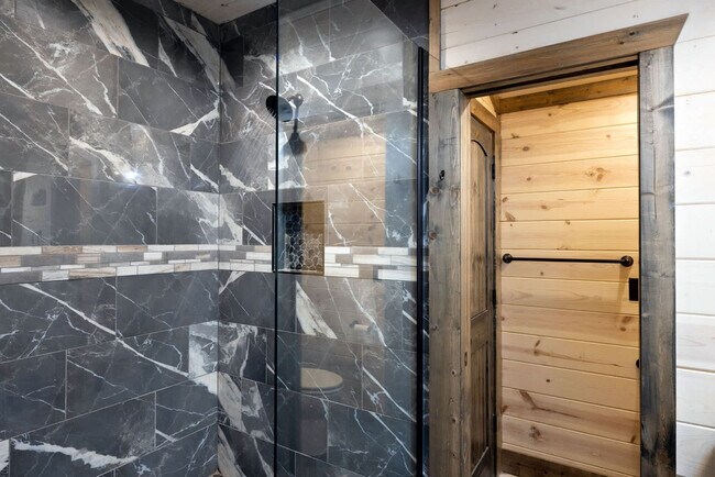 Building Photo - 222 Lost Creek Trl