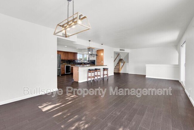 Building Photo - 1333 E Donner Dr