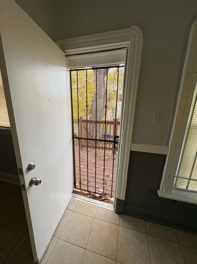 Building Photo - 1034 W 61st St