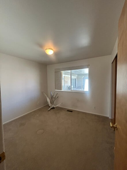 Building Photo - 673 E 6th Ave