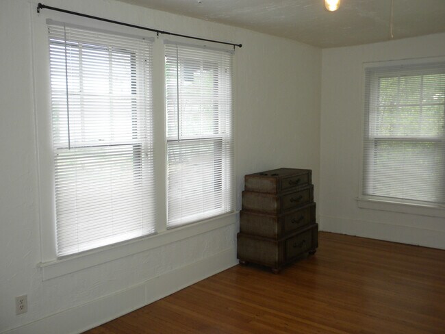 Building Photo - 2 Bedroom Home-Downtown