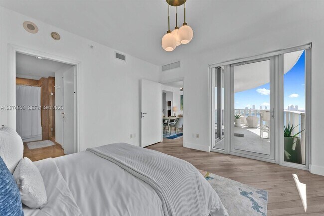 Building Photo - 300 S Biscayne Blvd