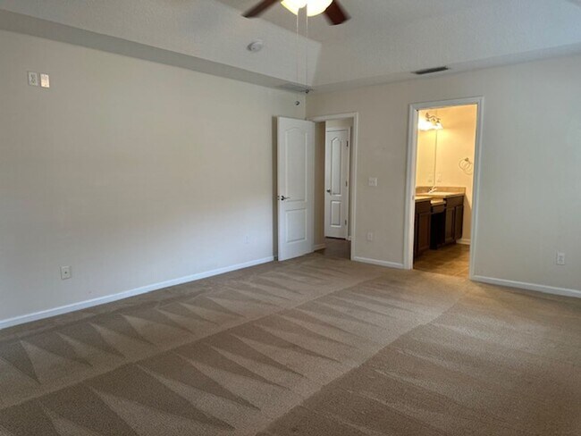 Building Photo - Large 3BD/2BA |Quiet Setting | Fenced Yard