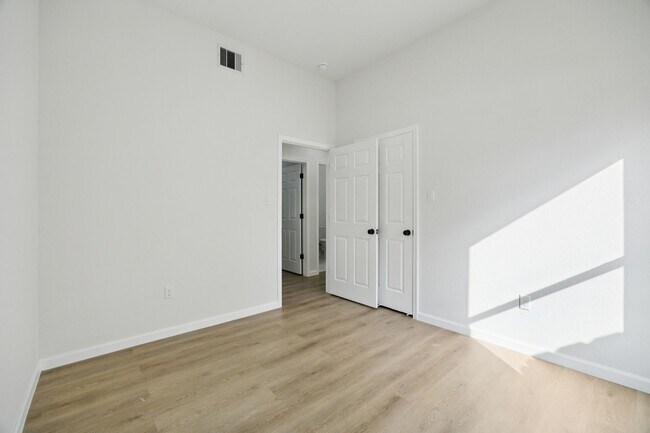 Building Photo - 422 New Hampshire St