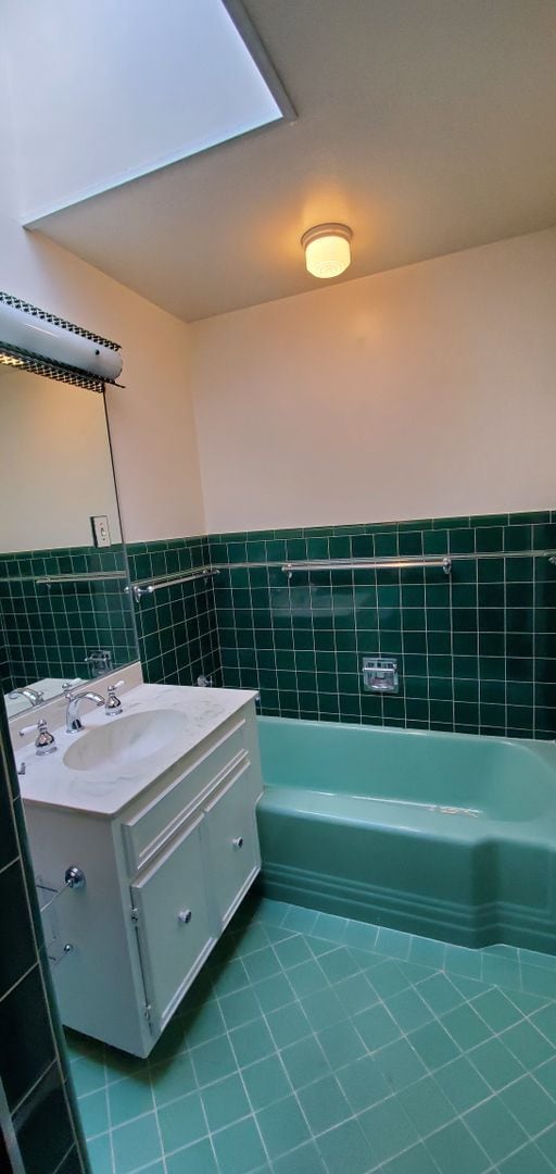 Building Photo - Beautifully Renovated Vintage  2 bedroom 2...