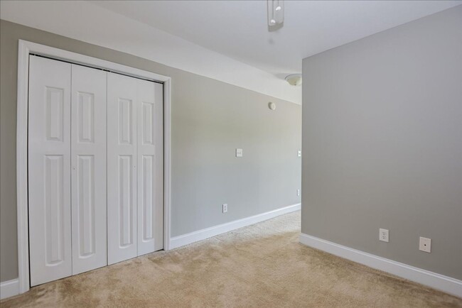 Building Photo - Spacious Townhouse near Downtown North Aug...