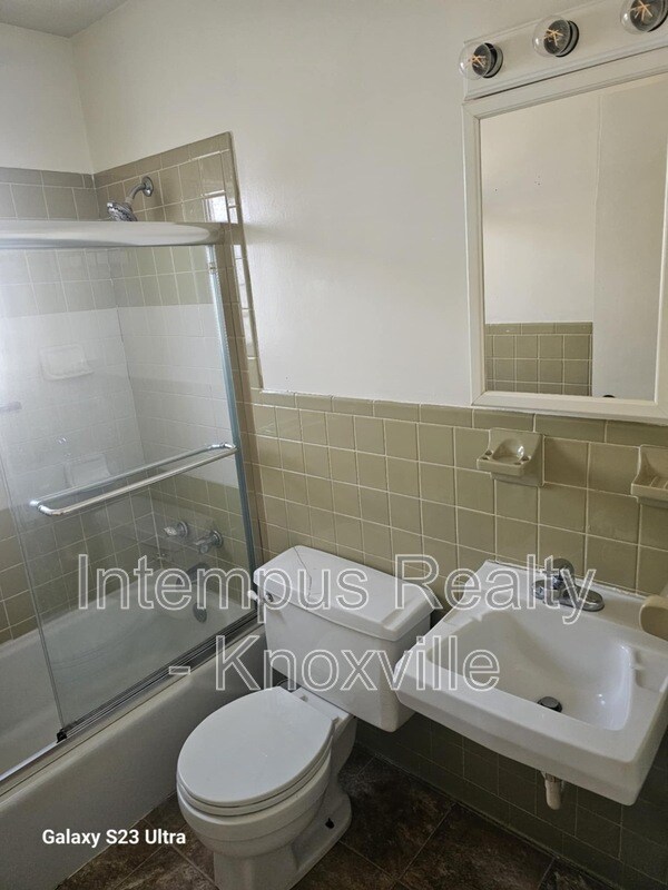 Building Photo - 2403 Howard St