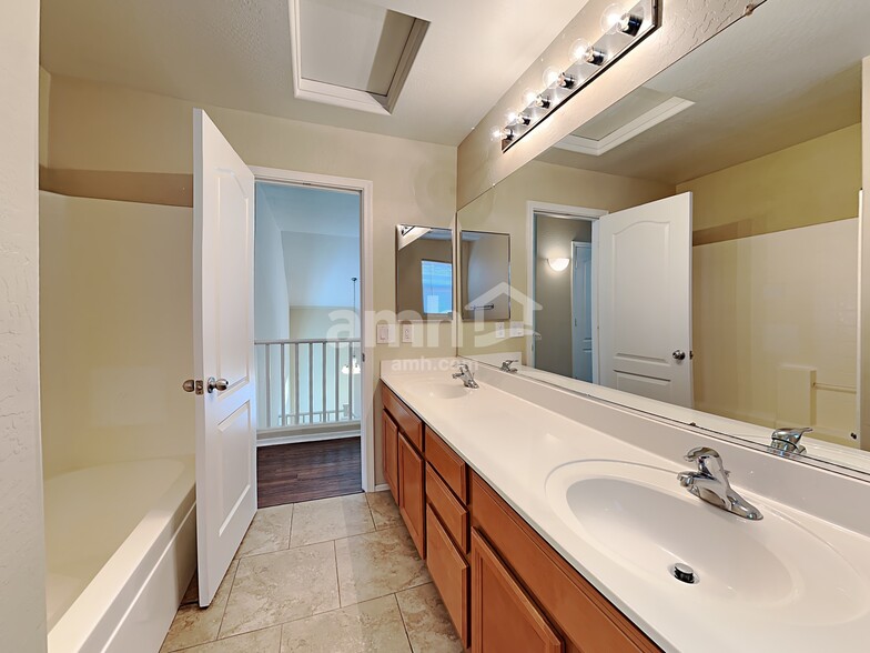 Building Photo - 25768 W Ashley Dr