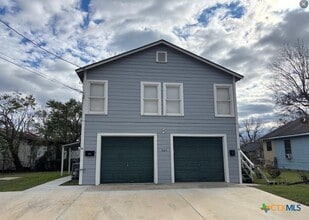 Building Photo - 305 E Sabine St