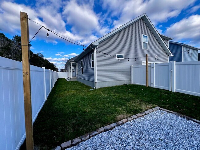 Building Photo - Beautiful Corner Lot, Single Family Home, in Sherwood Lakes.