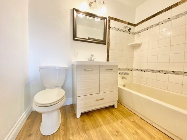 Building Photo - ADORABLE 1 BEDROOM 1 BATHROOM CONDO!