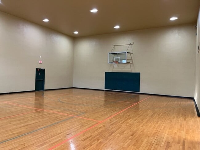 Building Photo - 1 Bedroom + Den Condo in Royal Greens at G...