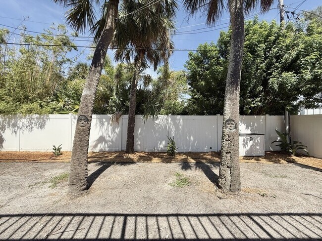 Building Photo - 867 Mandalay Ave