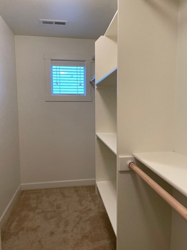 Building Photo - LUXURY 4 BD TOWNHOME! GATED PARKER VILLAGE...