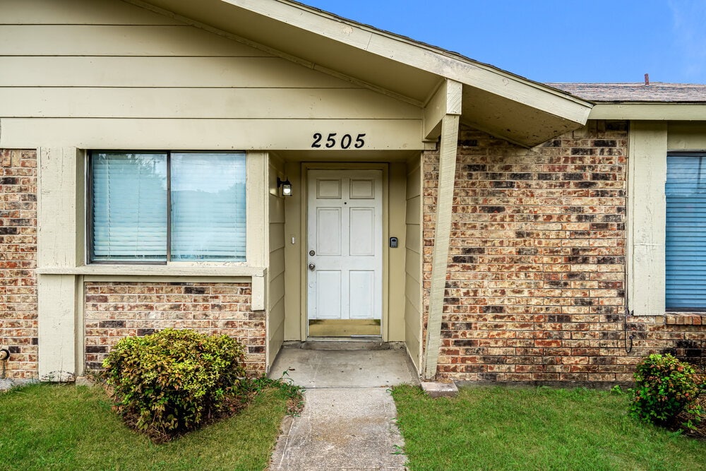 Building Photo - 2505 Crown Cir