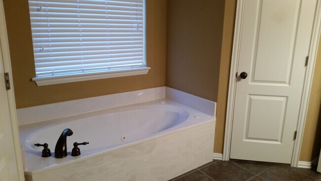 Building Photo - COMING SOON!!! AVAILABLE JUNE 1, 2026....OWASSO!