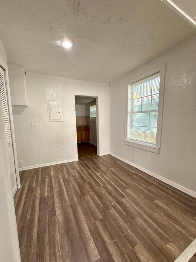 Building Photo - Affordable 3 Bedroom Single Family Home with Big Rooms!