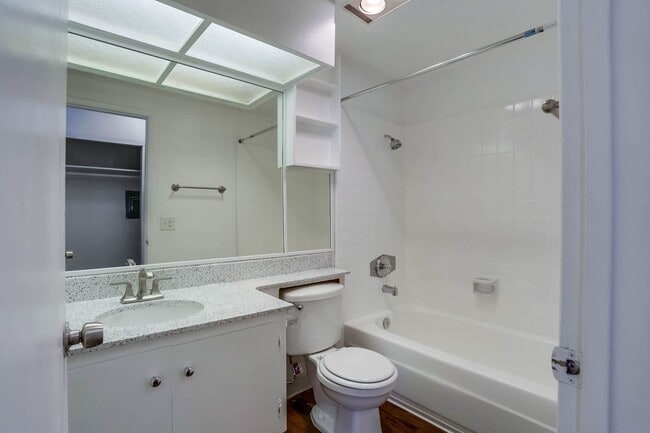 Building Photo - 1 Bedroom Just Blocks From the Ocean