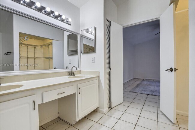 Building Photo - 581 Lakeside Cir